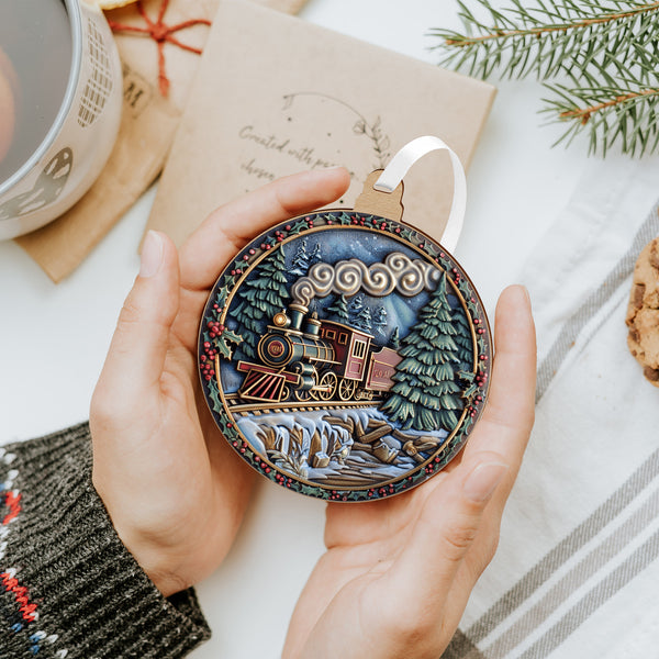 Téli vonatos karácsonyfadísz havas fenyves háttérrel