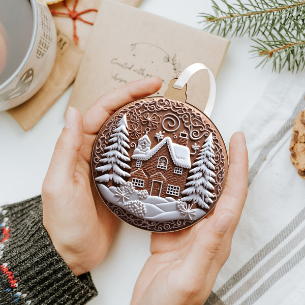 Mézeskalács hatású karácsonyfadísz fehér masnival és ünnepi mintákkal