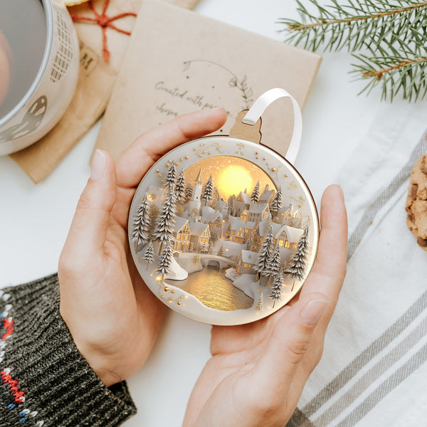 Fehér–arany karácsonyfadísz hidas téli falucskával és aranyló holddal