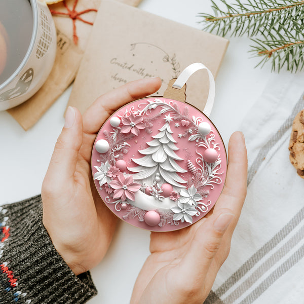 Rózsaszín karácsonyfadísz hófehér fenyővel