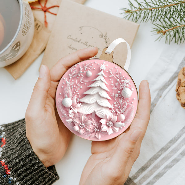 Rózsaszín karácsonyfadísz hófehér fenyővel és díszekkel